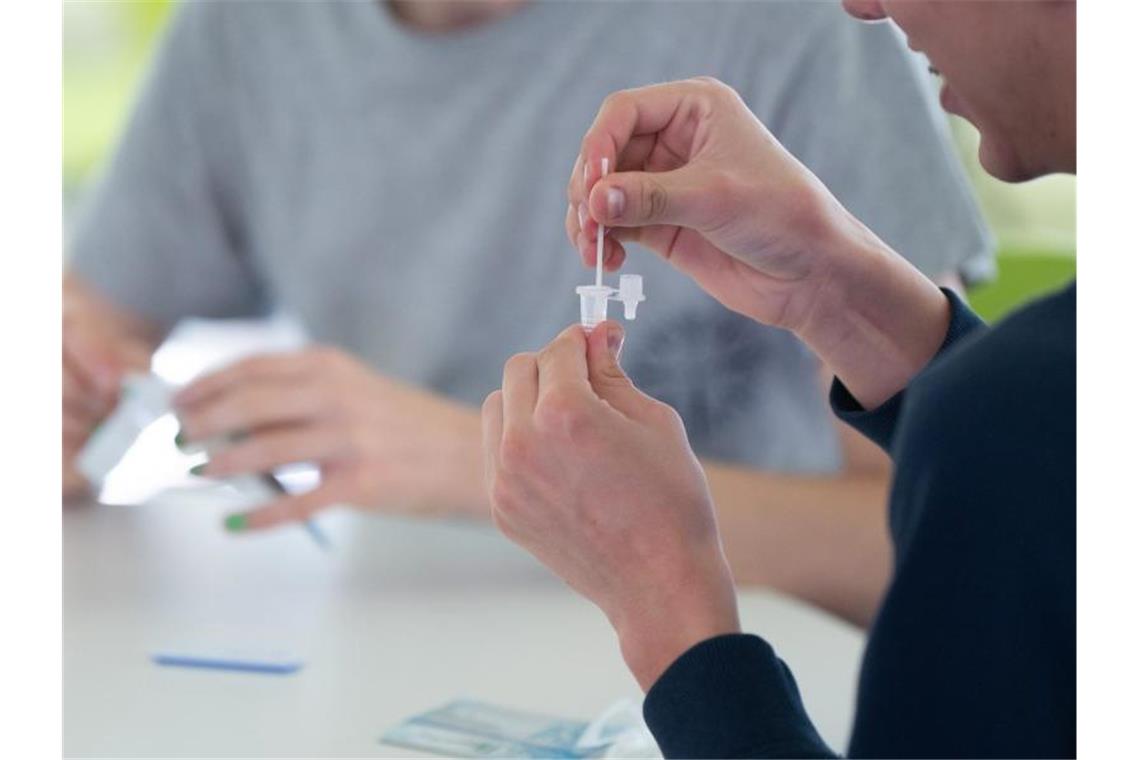 RKI: Sieben-Tage-Inzidenz fällt leicht auf 83,8 Schüler einer 12. Klasse in Dresden machen am ersten Schultag nach den Sommerferien einen Corona-Schnelltest. Foto: Sebastian Kahnert/dpa-Zentralbild/dpa