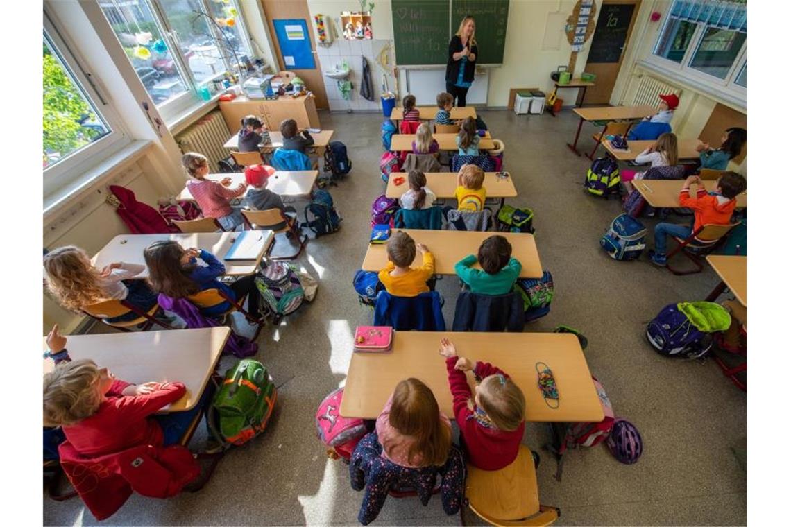 Bund und Länder beenden Corona-Streit Schüler einer ersten Grundschulklasse sitzen im Unterricht auf ihren Plätzen. Foto: Robert Michael/dpa-Zentralbild/dpa