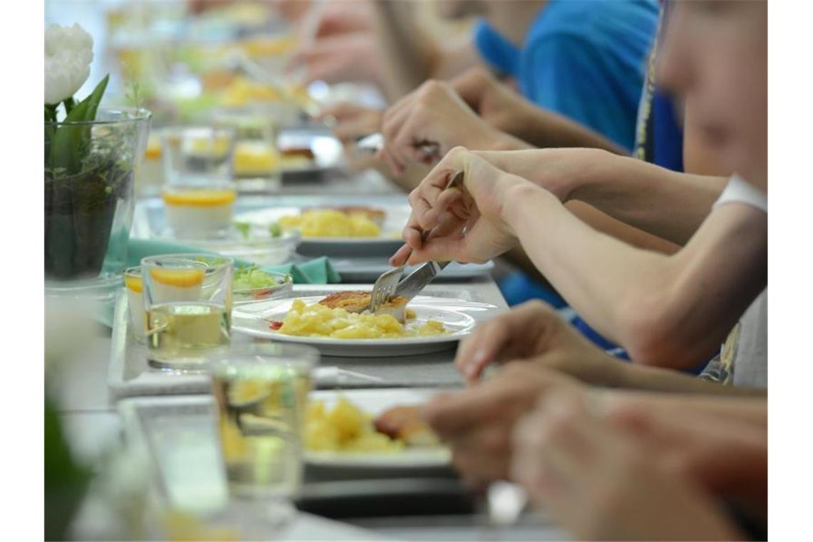 Recht auf Ganztagsbetreuung für Grundschüler beschlossen Schüler einer Ganztagsschule essen zusammen in der Mensa. Foto: picture alliance / dpa/Archivbild