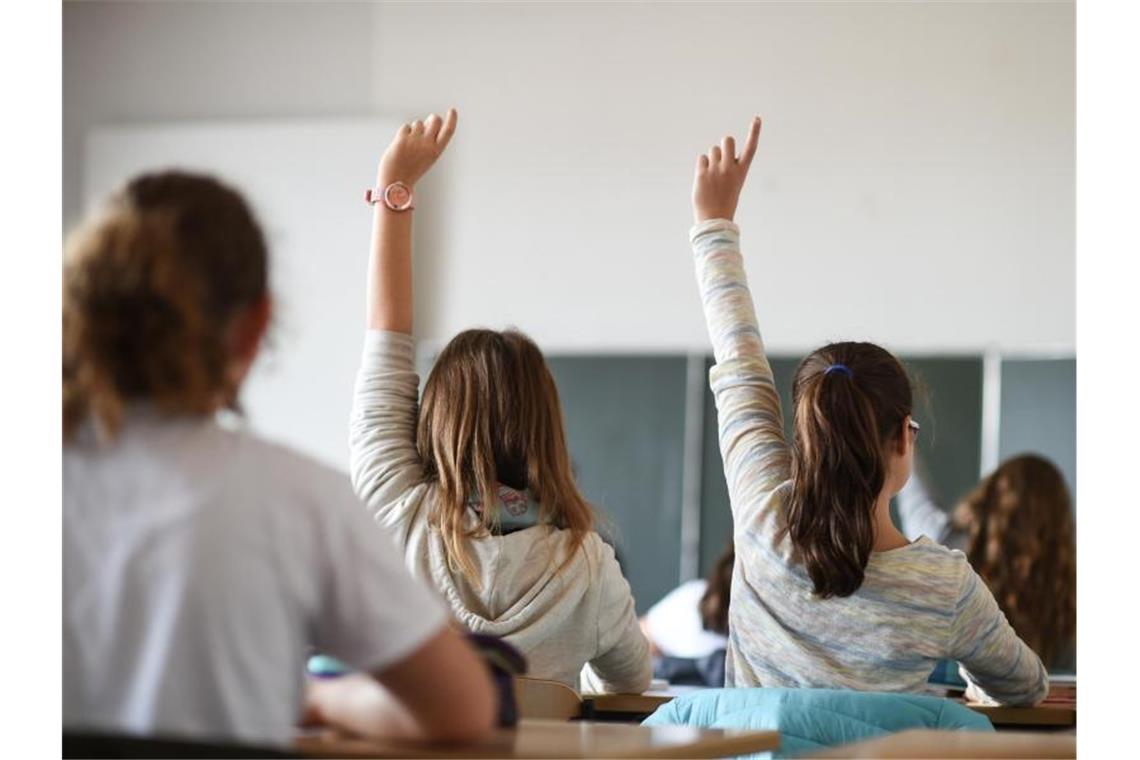 Schüler einer siebenten Klasse melden sich während des Deutschunterrichts in einem Gymnasium. Foto: Felix Kästle/dpa/Archivbild