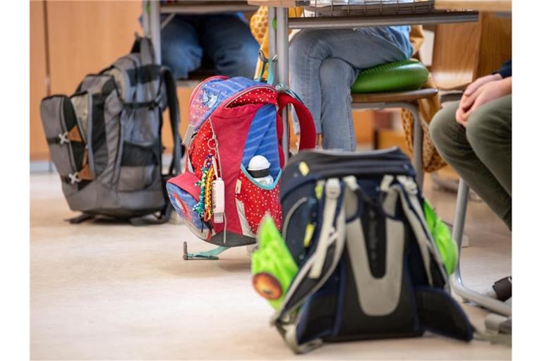 Schüler einer vierten Klasse in einer Grundschule: Bei Kindern bis 14 Jahren haben sich die Sieben-Tage-Inzidenzen in den vergangenen vier Wochen mehr als verdoppelt. Foto: Matthias Balk/dpa/Symbolbild