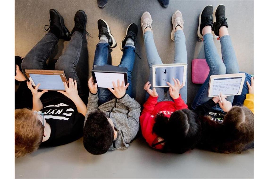 Schüler lernen mit iPads im Matheunterricht. Foto: Julian Stratenschulte/dpa