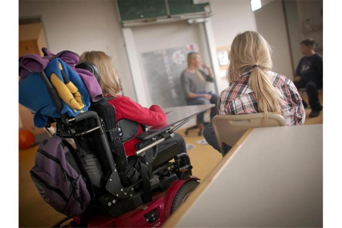 Schüler mit und ohne Behinderung verfolgen in einer Schule den Unterricht. Foto: Fredrik von Erichsen/dpa/Symbolbild