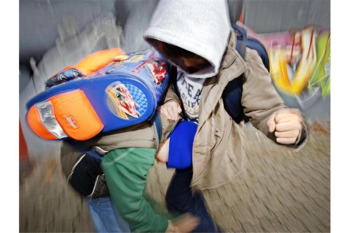Schüler prügeln sich auf einem Schulhof. Kids in der Großstadt ticken immer weniger sozial. Foto: Oliver Berg