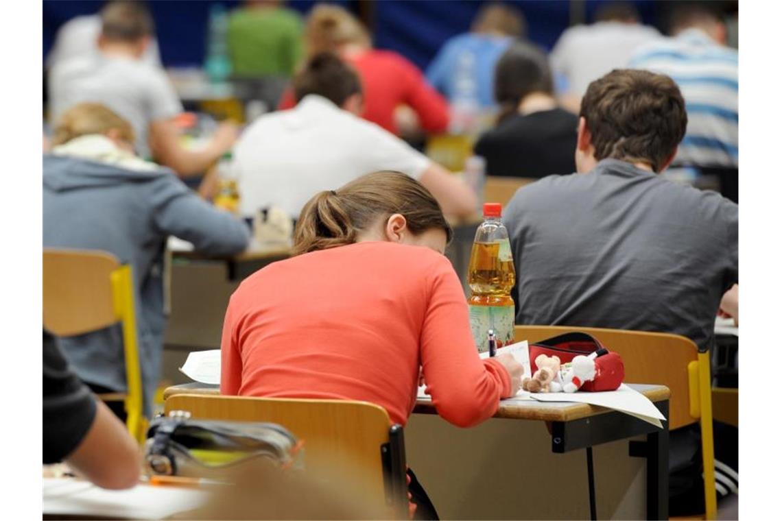Kultusministerium: Mehr Nachschreibe-Termine für Prüfungen Schüler schreiben eine Prüfung. Foto: Armin Weigel/dpa/Archivbild