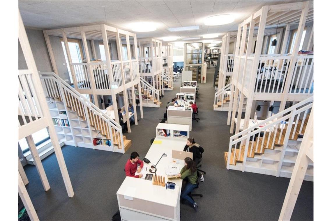 Schüler sitzen an der Gemeinschaftsschule im großen Gemeinschaftsraum. Foto: Patrick Seeger/Archivbild