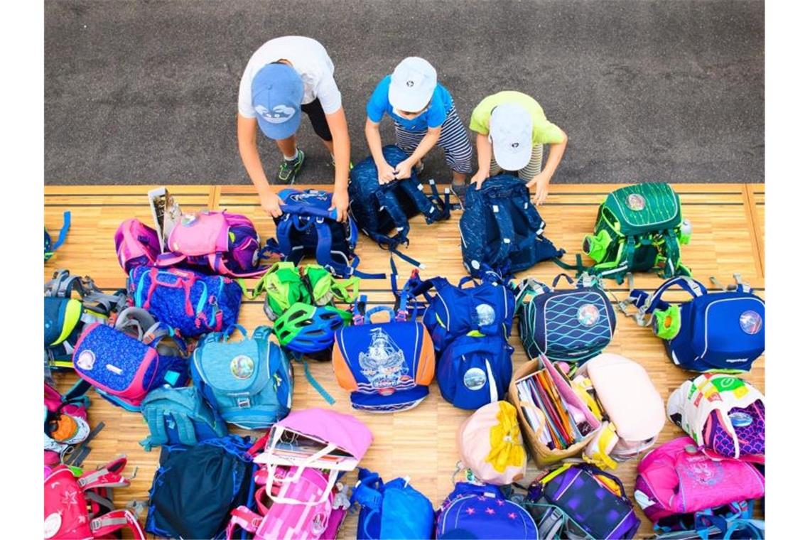 Kommunen: Personal für Ganztagsbetreuung fehlt Schüler stellen ihre Schultaschen auf ein Podest. Foto: Soeren Stache/dpa-Zentralbild/dpa/Symbolbild