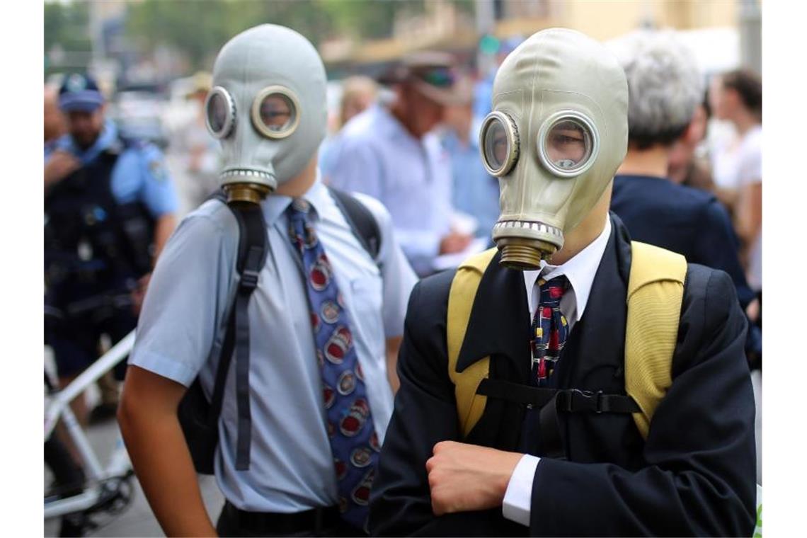 Schüler tragen bei einer Fridays-for-Future-Demonstration in Sydney Gasmasken. Weltweit gehen erneut Abertausende Menschen für mehr Klimaschutz auf die Straße. Foto: Steven Saphore/AAP/dpa