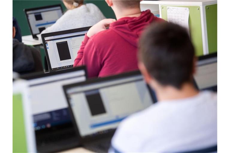 Schüler und Schülerinnen mit Laptops im Unterricht. Foto: Marijan Murat/dpa/Symbolbild/Archiv