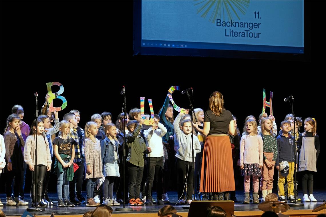 Schüler verschiedener Schulen punkten wie hier der Kinderchor der Plaisirschule bei der Literatour-Eröffnung mit brillanten Aufführungen, für die sie viel Applaus erhalten. Fotos: Alexander Becher
