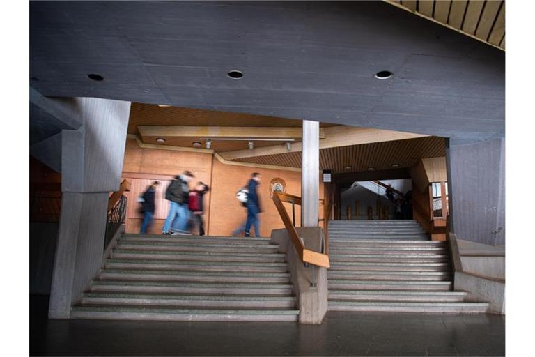SchülerInnen gehen durch die Freien Waldorfschule Uhlandshöhe in Stuttgart. Foto: Sebastian Gollnow/Archivbild