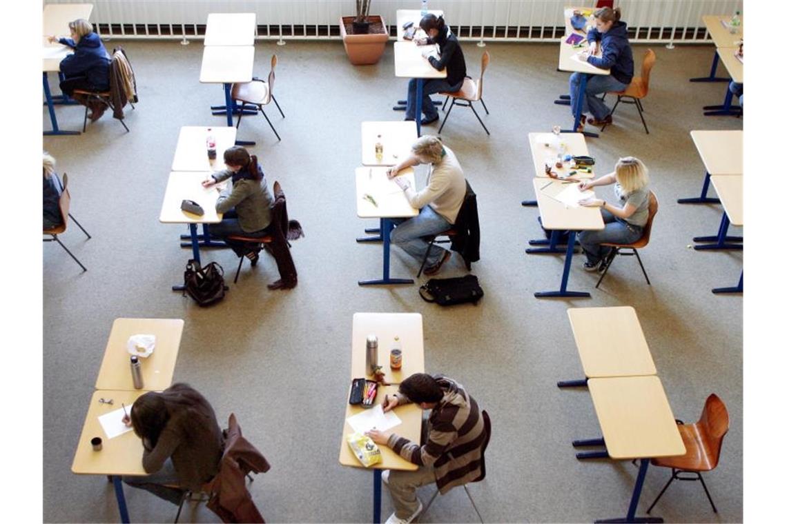Realschüler starten mit Abstand in die Prüfungsphase Schülerinnen und Schüler absolvieren eine Prüfung. Foto: Roland Weihrauch/dpa/Archivbild