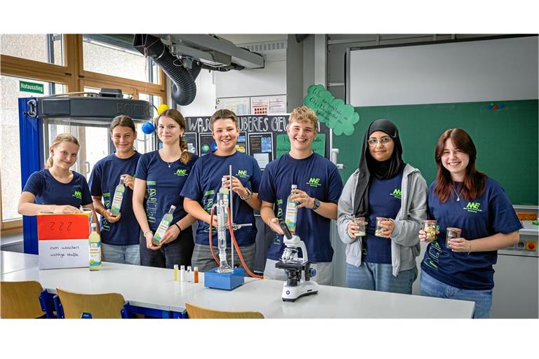 Schülerinnen und Schüler der Klassen 8 und 9 der MER präsentieren stolz ihr preisgekröntes Waschmittel aus Kastanien. Fotos: Alexander Becher