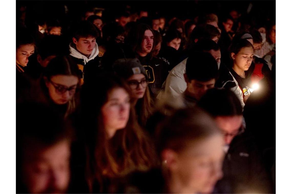 Schülerinnen und Schüler der Oxford High School nehmen an einer Mahnwache für die Opfer des Angriffs des 15-jährigen Schützen teil. Foto: Jake May/The Flint Journal via AP/dpa