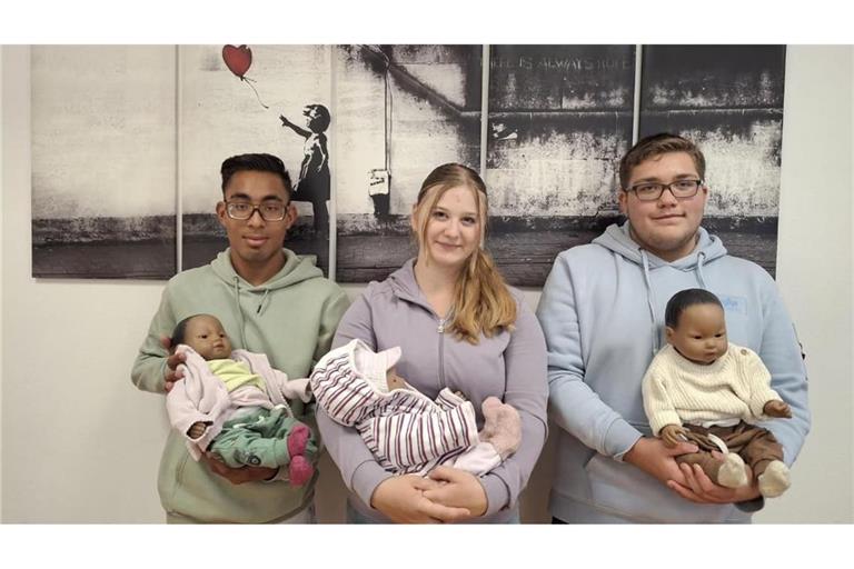 Schülerinnen und Schüler der Propsteischule mit den Babypuppen der Caritas: "schon manchmal nervig".