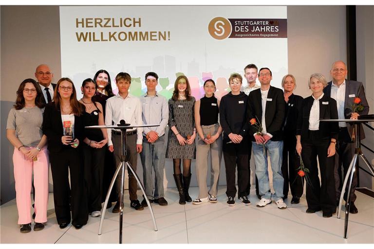 Schülerinnen und Schüler des Friedrich-Eugens-Gymnasiums in Stuttgart, die sich vorbildlich ehrenamtlich engagieren, wurden mit dem Ehrenamtspreis „Stuttgarter/Stuttgarterin des Jahres“ mit dem Schülerpreis ausgezeichnet.