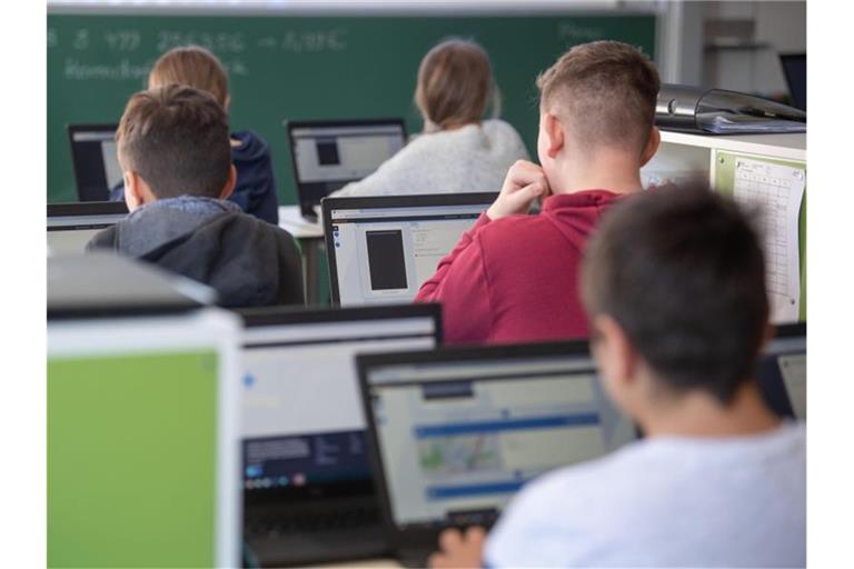 Schülerinnen und Schüler einer 9. Klasse arbeiten im Unterricht an Laptops. Foto: Marijan Murat/dpa