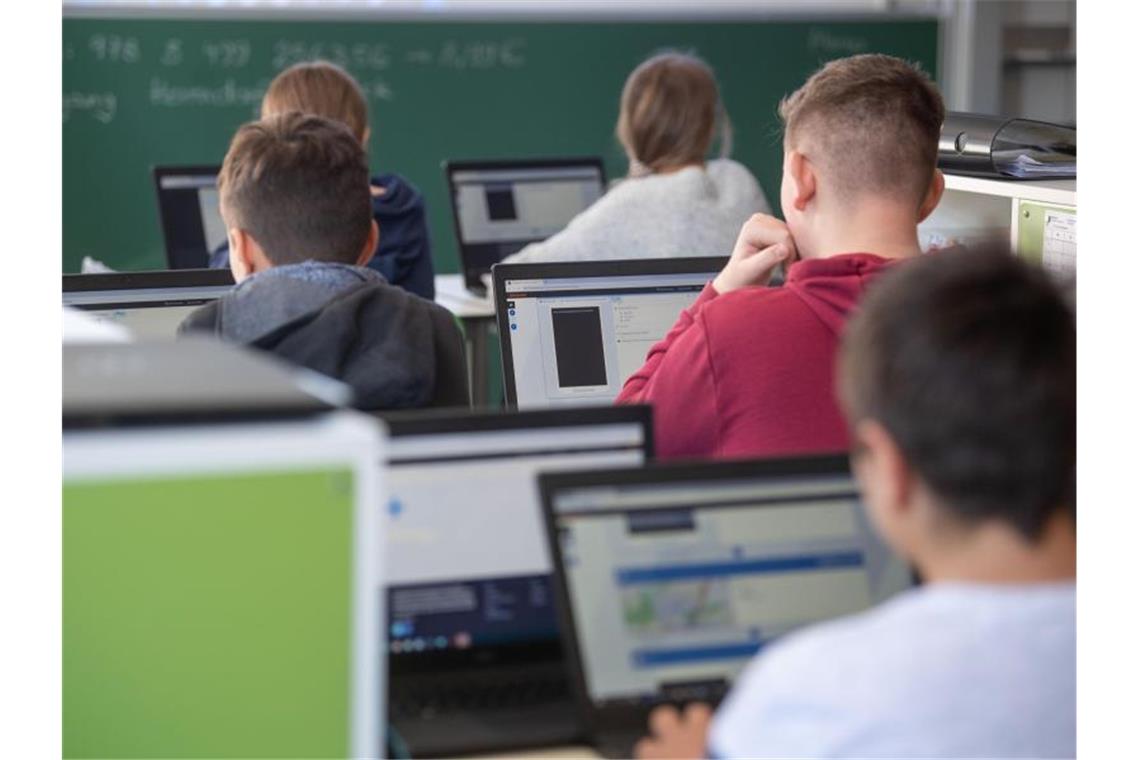 Schulen müssen Hochschulnetz verlassen Schülerinnen und Schüler nehmen am Geografieunterricht mit Hilfe von Laptops und Tablets teil. Foto: Marijan Murat/dpa/Archivbild