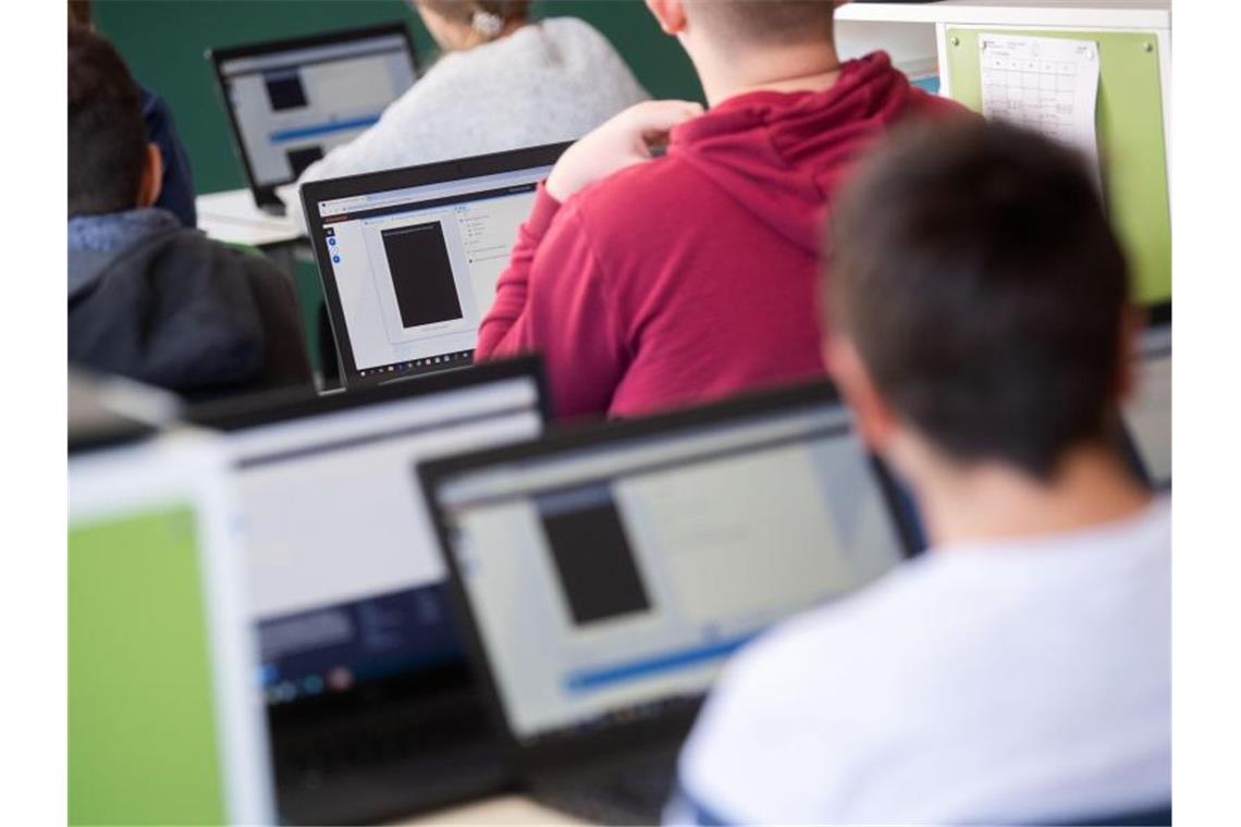 Schülerinnen und Schüler nutzen im Untericht Laptops. Foto: Marijan Murat/dpa/Symbolbild