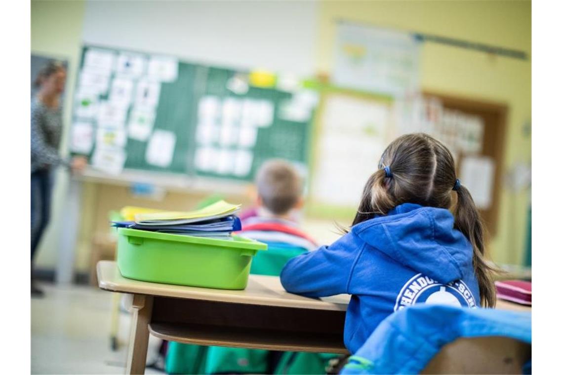 Schülerinnen und Schüler sitzen in ihrem Klassenraum. Foto: Marcel Kusch/dpa/Symbolbild