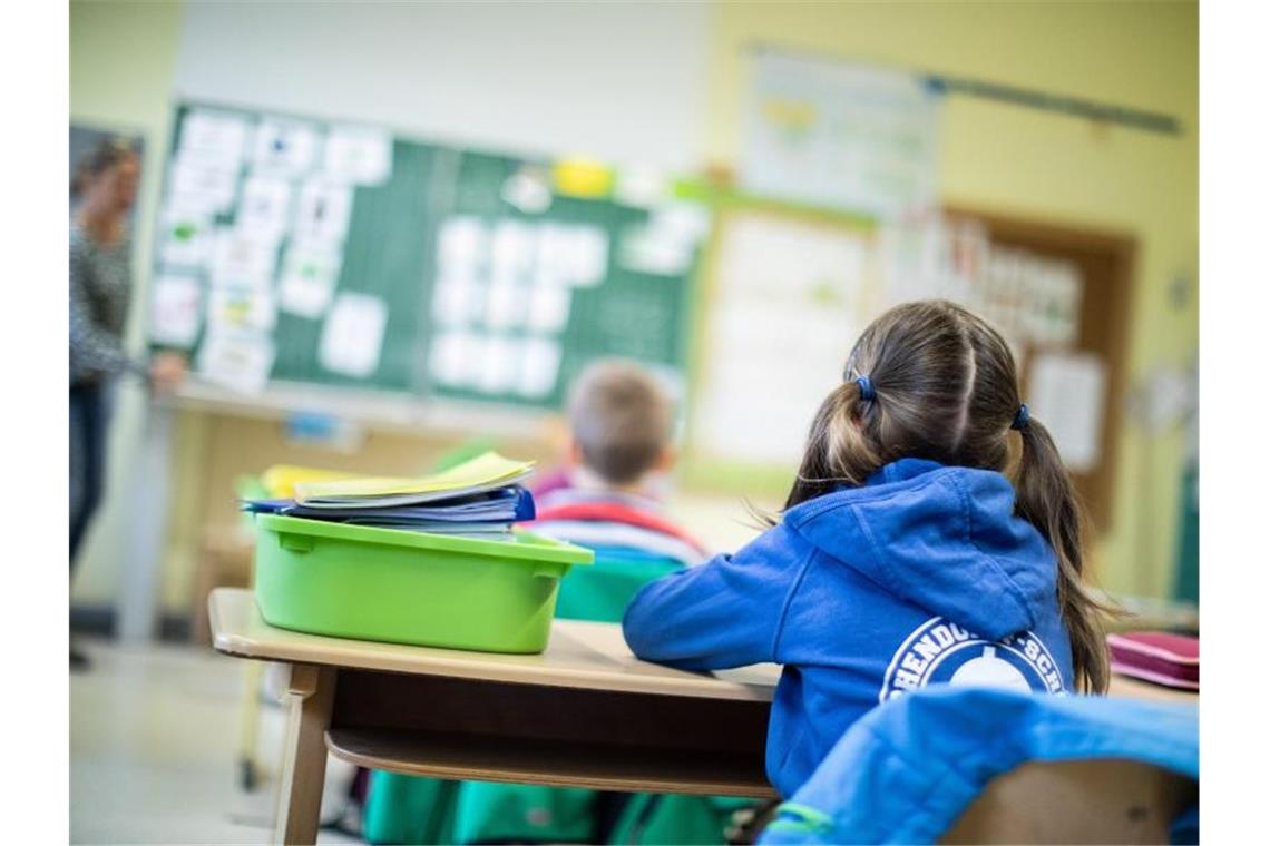 Landeselternbeirat kritisiert Konzept zum Schulstart Schülerinnen und Schüler sitzen in ihrem Klassenraum. Foto: Marcel Kusch/dpa/Symbolbild