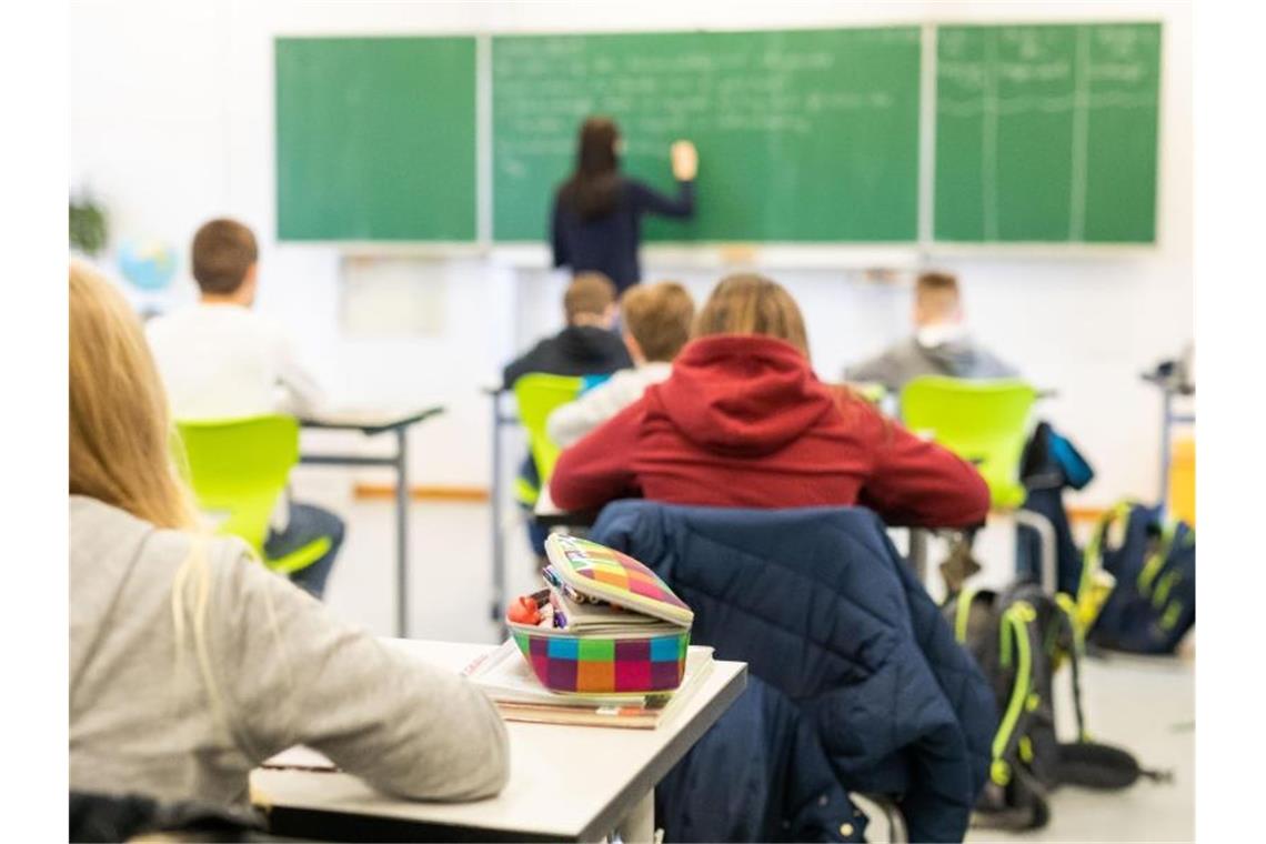 Antisemitismus in Schulbüchern bleibt Dauerthema Schülerinnen und Schüler sitzen während des Unterrichts in ihrem Klassenzimmer. Foto: Philipp von Ditfurth/dpa/Illustration