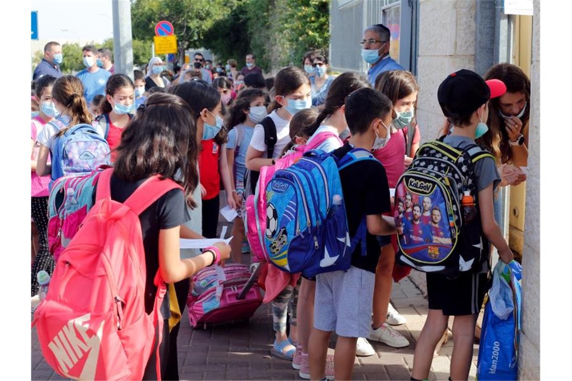 Schülerinnen und Schüler stehen Mitte Mai vor einer Schule in Modi'in. Foto: Gil Cohen Magen/XinHua/dpa