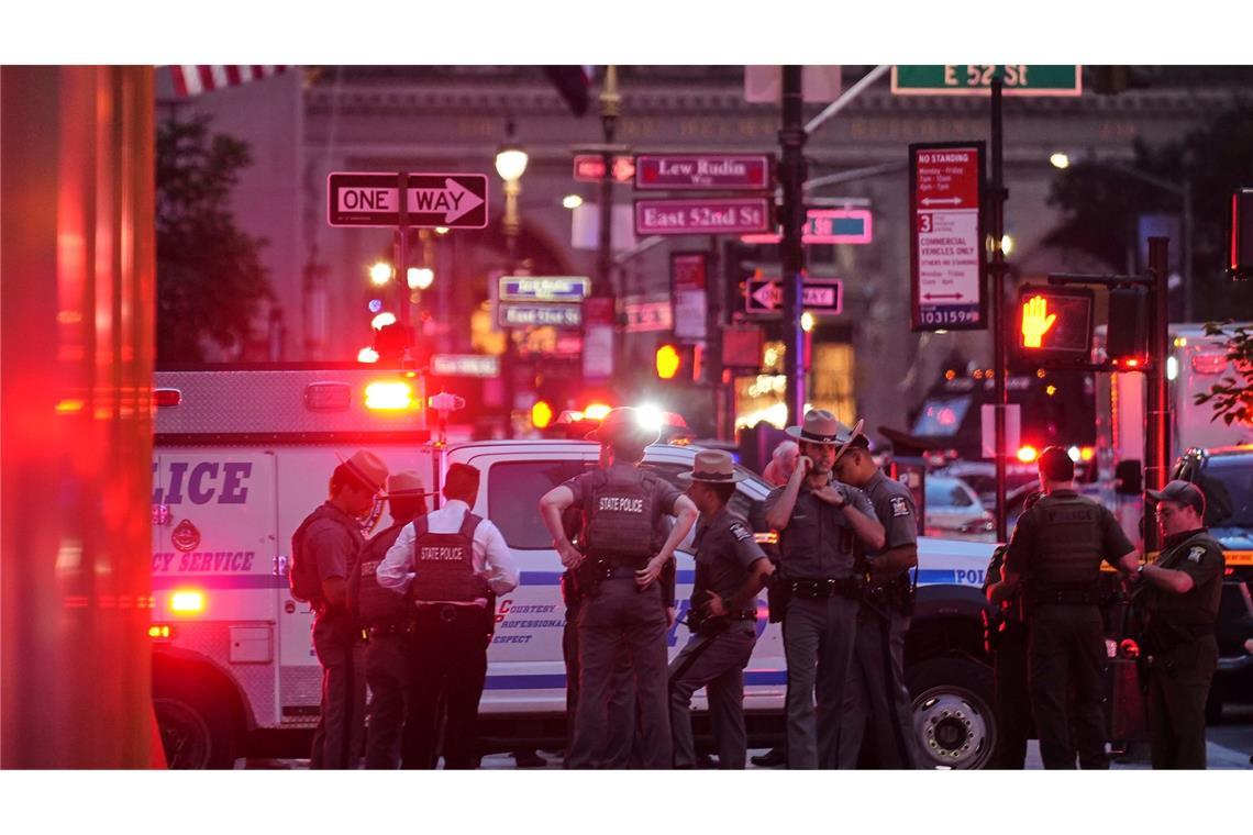 Bilder des Tages Schüsse in New York: Polizisten versammeln sich auf der 52. Straße vor einem Bürogebäude, in dem mehrere Menschen erschossen wurden.