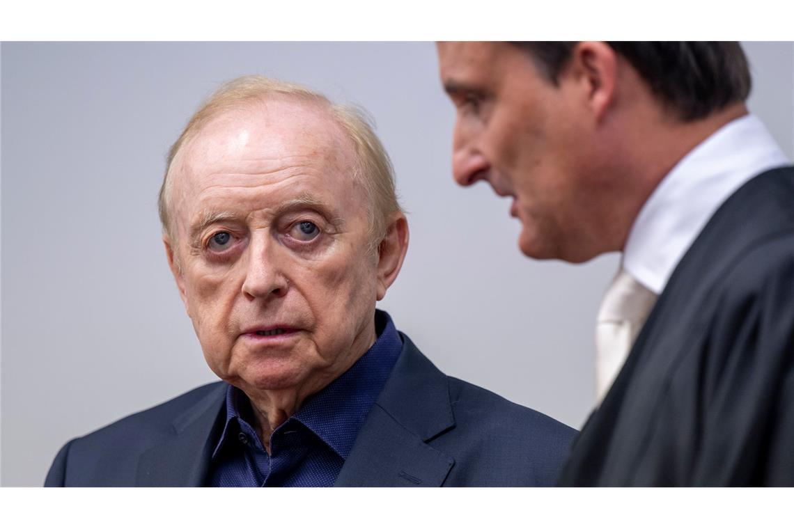 Schwer kranker Schuhbeck legt Geständnis ab Schuhbeck mit seinem Anwalt Norbert Scharf.