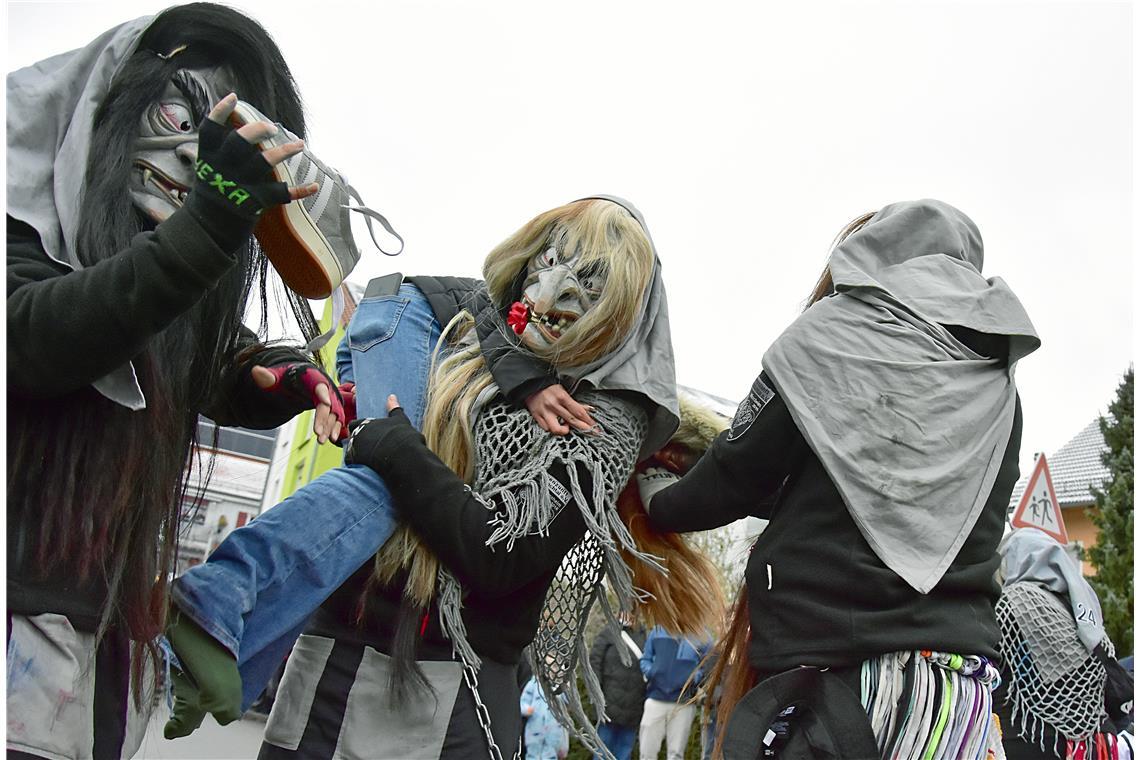 Schuhe weg: Das passiert Zuschauerinnen, wenn Hexen auf dumme Ideen kommen.