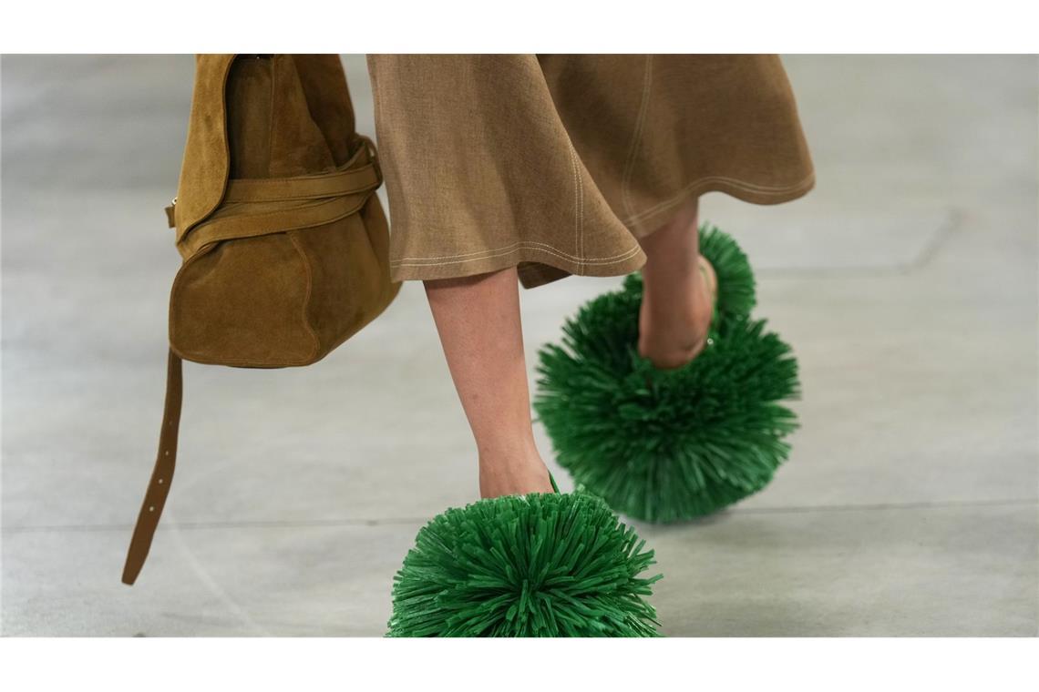 Bilder des Tages Schuhwerk als Blickfang: Ein Model trägt eine Kreation aus der Moschino-Damenkollektion Frühjahr-Sommer 2026, die in Mailand präsentiert wird.