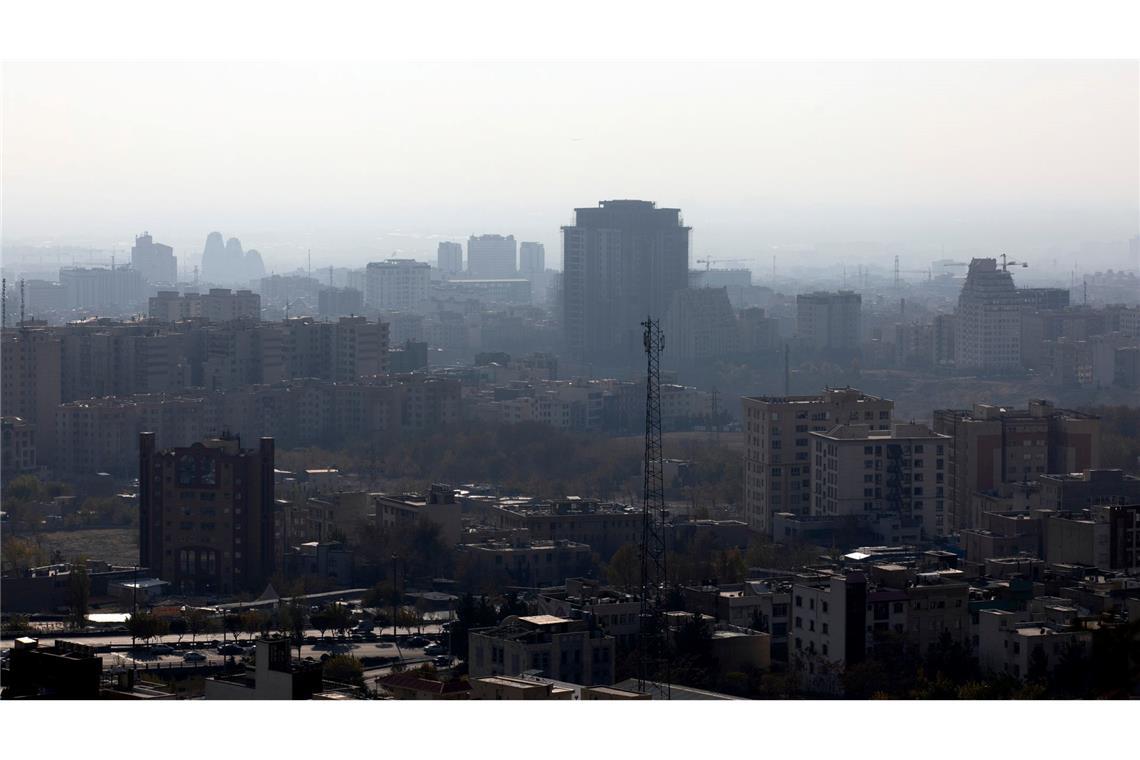 Schuld sind der dichte Verkehr, veraltete Fahrzeuge und Kraftwerke mit hohen Emissionen.