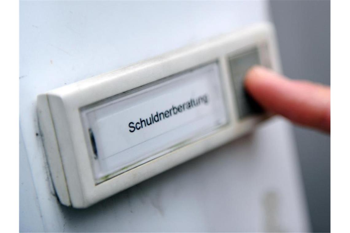 Mehr Kindergeld und höhere Renten: Was sich zum Juli ändert Schuldner können künftig mehr von ihrem regelmäßigen Einkommen behalten. Foto: Angelika Warmuth