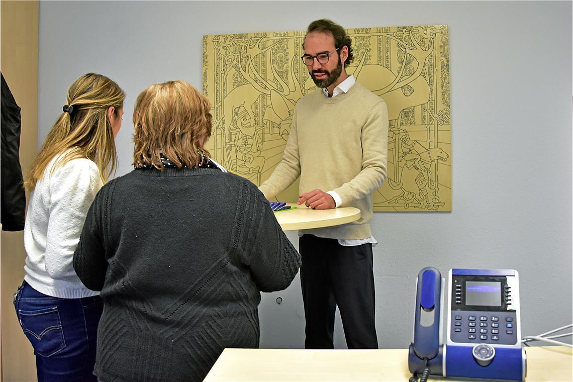 Schuldnerberater Kevin Ehnes stellt sich und sein Aufgabengebiet vor. Der Austausch mit seiner Kollegin Melissa Wenzelburger vom ASD ist eng. Foto: Tobias Sellmaier