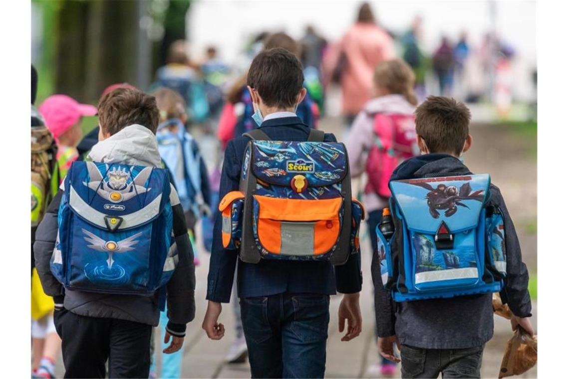 Schulkinder gehen in die Schule. Foto: Peter Kneffel/dpa