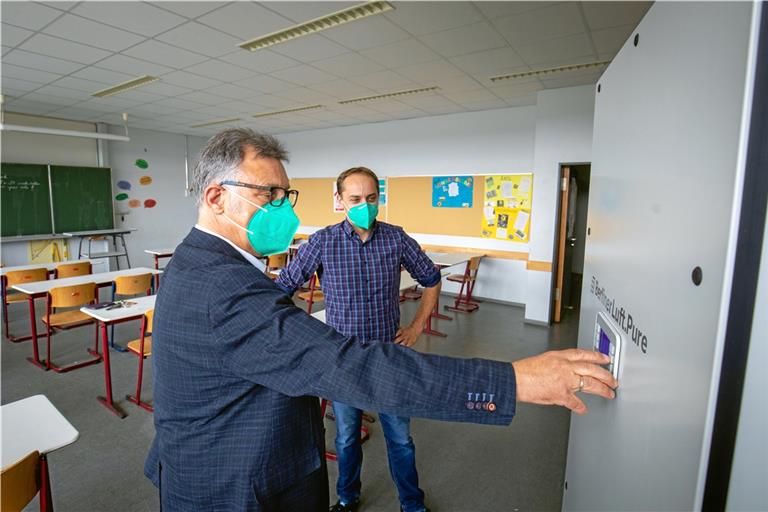 Schulleiter Heinz Harter und Konrektor Timm Ruckaberle testen in der Max-Eyth-Realschule derzeit einen Raumluftfilter.  Foto: A. Becher