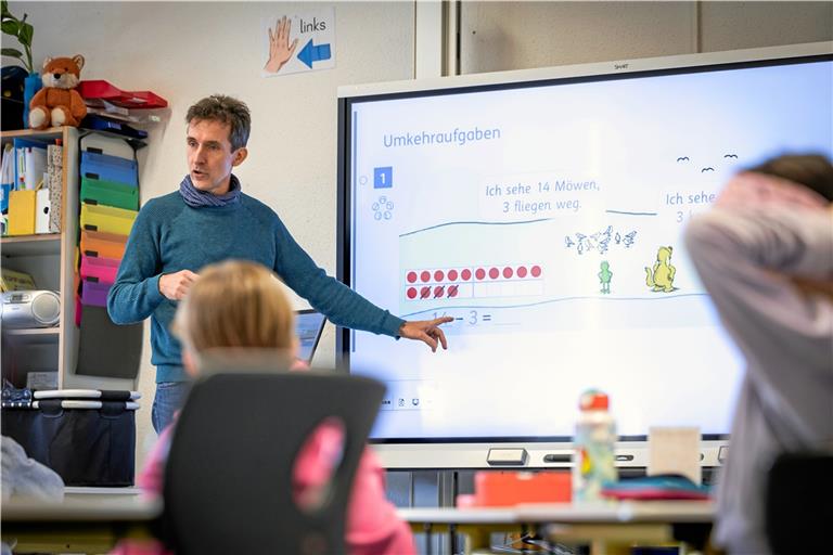 Schulleiter Jens Sommer nutzt das Smartboard im Matheunterricht. Foto: Alexander Becher