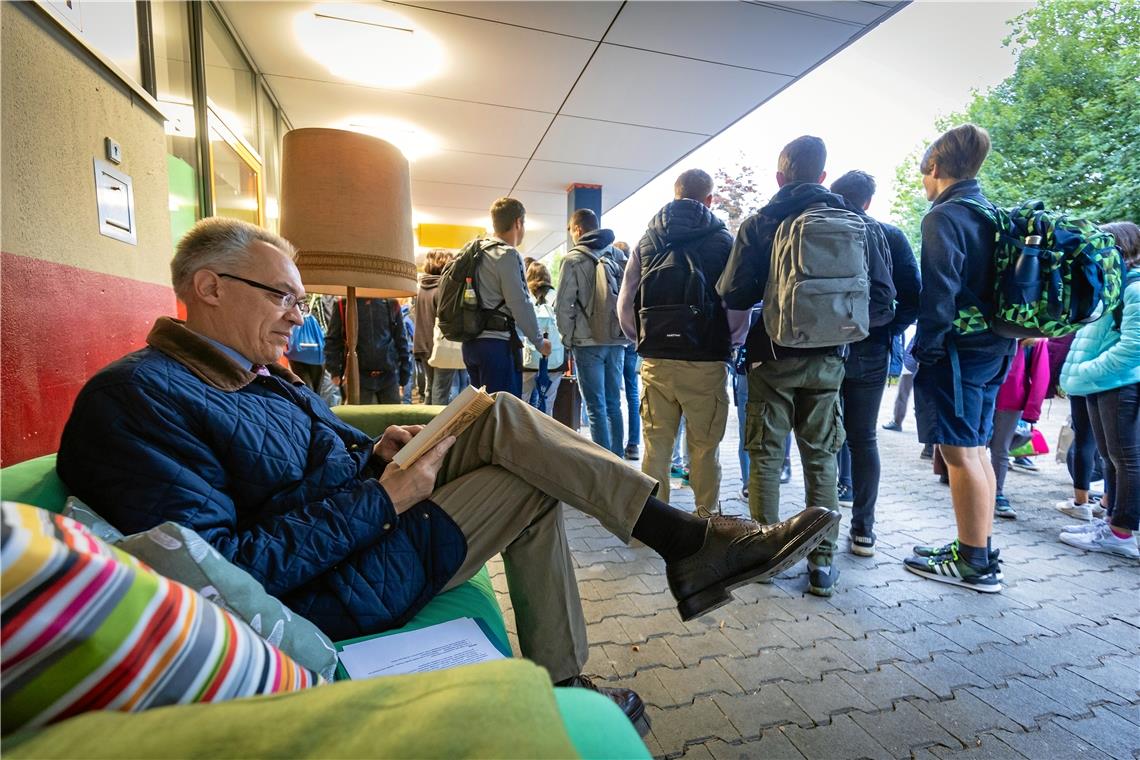 Schulleiter Udo Weisshaar sitzt zunächst unbeachtet auf dem Lesesofa. Die Schüler stehen derweil vor verschlossener Tür. Erst langsam löst sich das Rätsel um die Leseaktion auf.