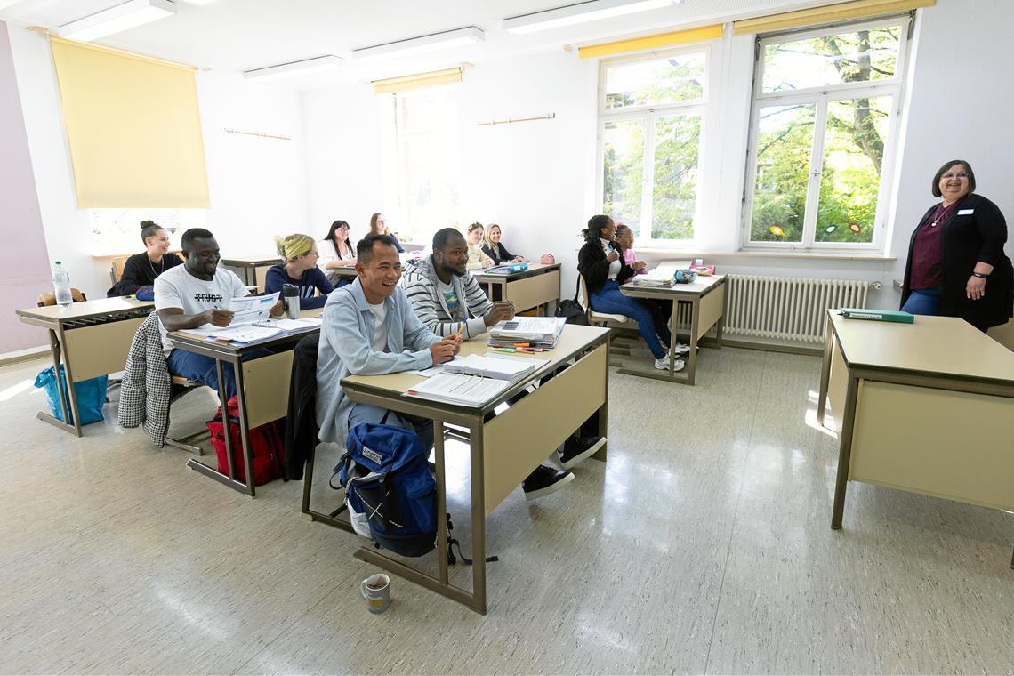 Die Pflegeschule in Backnang bildet für alle Facetten der Pflege aus Schulleiterin Andrea Schingen (rechts) ist stolz darauf, wie ihre Auszubildenden ihren Weg meistern. Foto: Alexander Becher