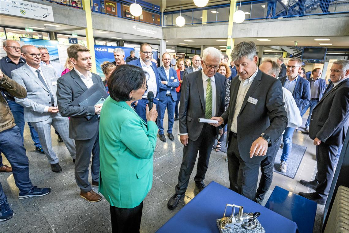 Winfried Kretschmann gefällt’s im Rems-Murr-Kreis Schulleiterin Isolde Fleuchaus betont an mehreren Stationen im Beruflichen Schulzentrum die Bedeutung der Wasserstofftechnologie und das Engagement der Schule auf diesem Gebiet.