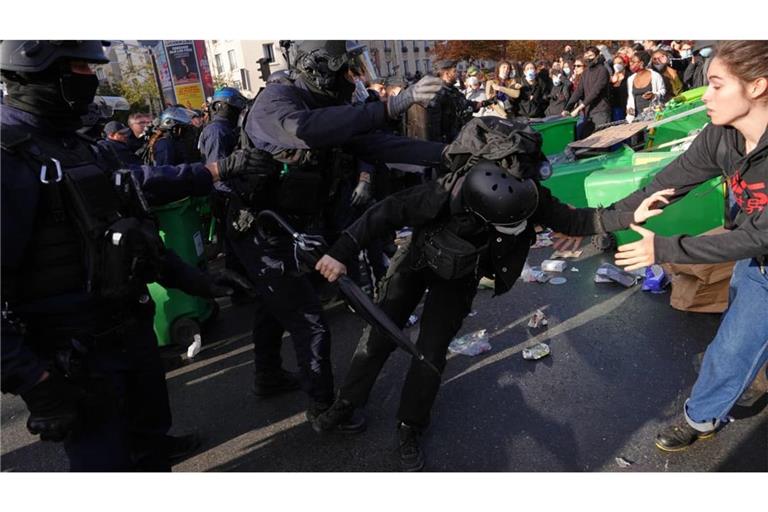 Schulproteste in Frankreich: Bereitschaftspolizisten stehen einer Gruppe von Schülern gegenüber, die sich vor einer Demonstration gegen unterfinanzierte Schulen in Paris versammelt haben. (Archivfoto)