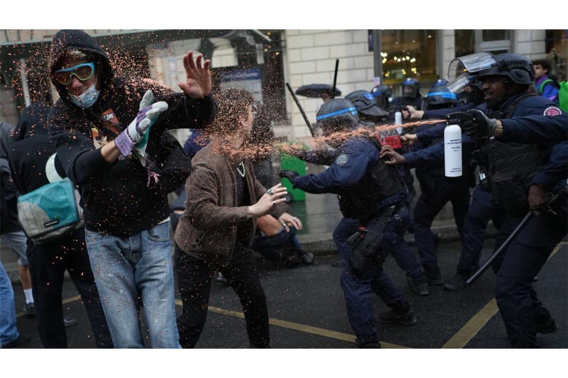 Schulproteste in Paris, Frankreich am 7.Oktober 2026. Polizisten setzen Pfefferspray ein gegen Studenten in der Nähe der Sciences-Po-Universität, die gegen die Unterfinanzierung von Schulen protestieren.
