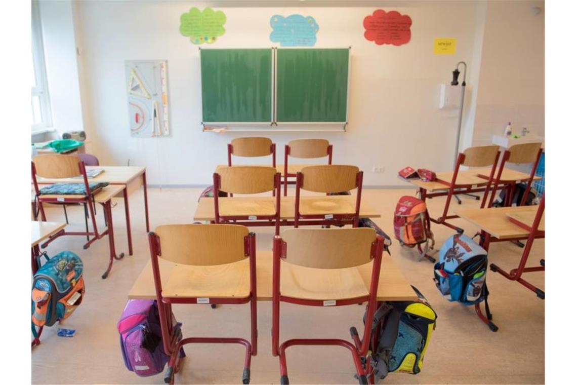 Schulranzen hängen in einem Klassenzimmer an den Tischen. Foto: Sebastian Kahnert/dpa-Zentralbild/ZB/archiv