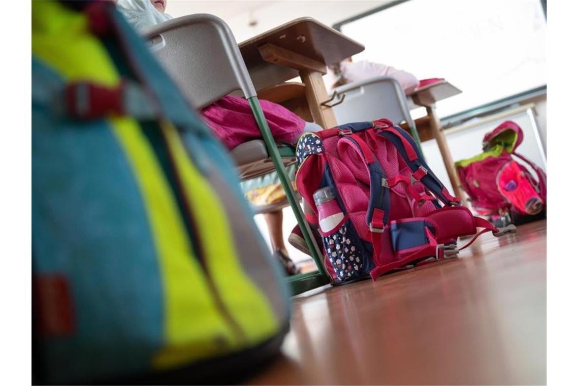 Bundeskartellamt: Bußgeld gegen Schulrucksack-Hersteller Schulranzen stehen in einem Klassenraum (Symbolbild). Foto: Sebastian Gollnow/dpa/dpa-tmn