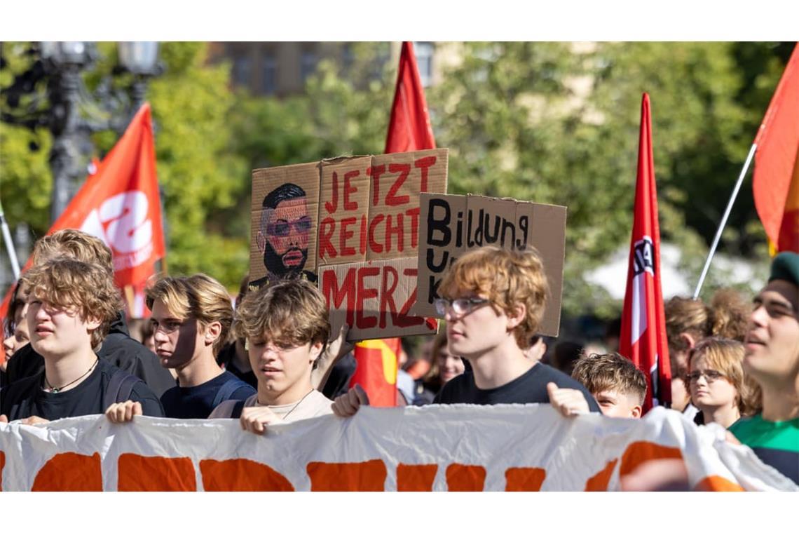 Schulstreik gegen Wehrpflicht in Frankfurt am 25. September 2026: Teilnehmer der Demonstration machen ihrem Unmut gegen Friedrich Merz Luft. 