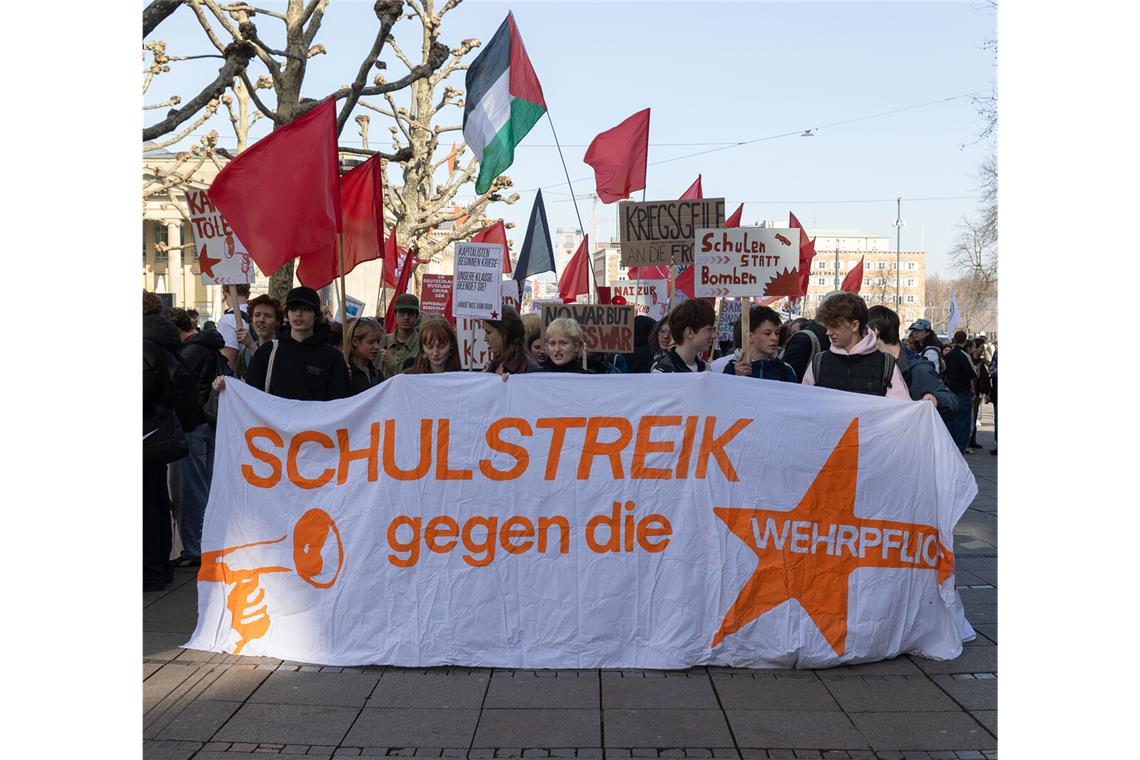 Schulstreik: Rund 500 Schülerinnen und Schüler bevölkerten am Donnerstag den Stuttgarter Schlossplatz