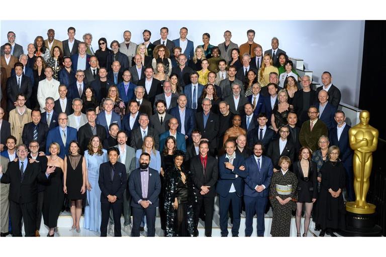 Schulter and Schulter stellen sich die Nominierten zum Klassenfoto auf.