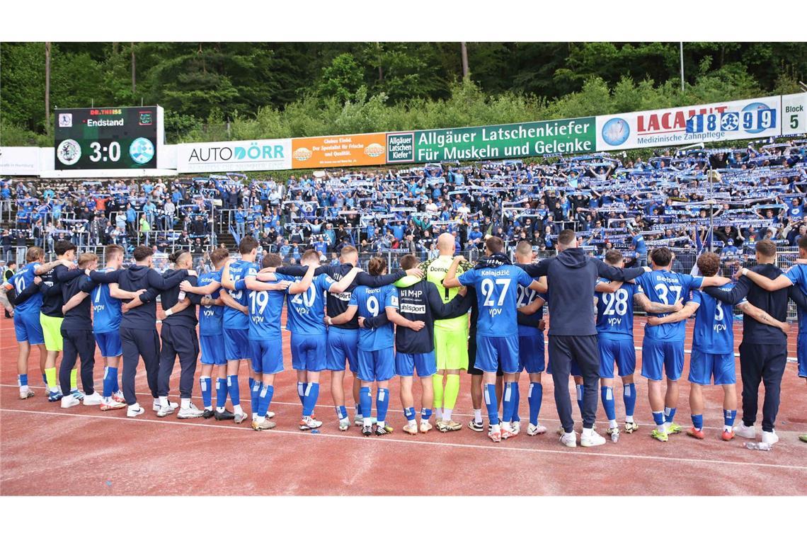 Das waren die Schlüsselmomente der Blauen 2024 Schulterschluss der Kickers-Mannschaft mit ihren mitgereisten Fans nach dem verpassten Aufstieg in Homburg am 18. Mai