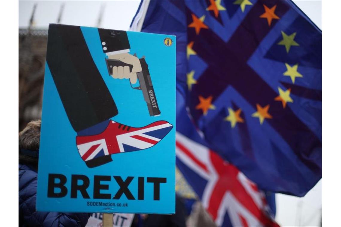 Johnson verordnet britischem Parlament eine Zwangspause Schuss ins eigene Bein: Brexit-Gegner zeigen vor dem Parlament in Westminster, was sie vom EU-Austritt erwarten. Foto: Yui Mok/PA Wire