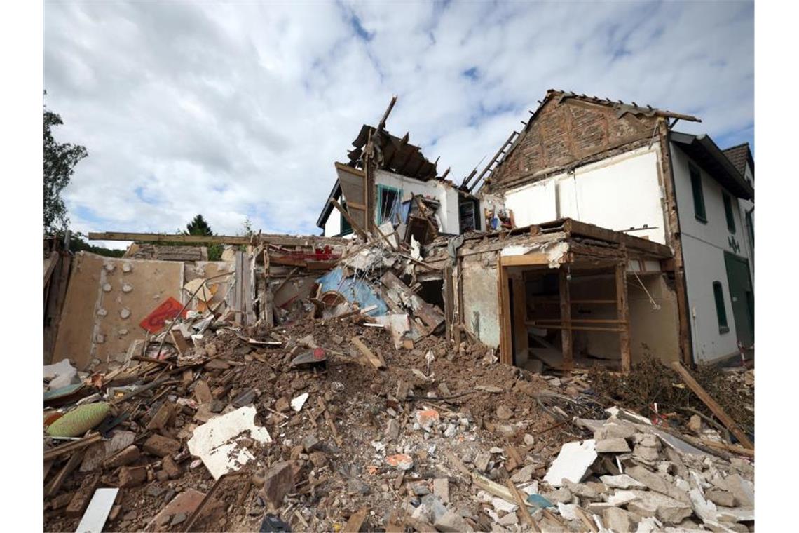 Schutt und Geröll eines nach dem Hochwasser völlig zerstörten Hauses im nordrhein-westfälischen Gemünd. Foto: Oliver Berg/dpa